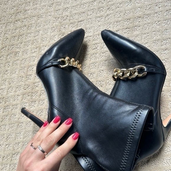 Shoes - Beautiful ankle boots with a chain